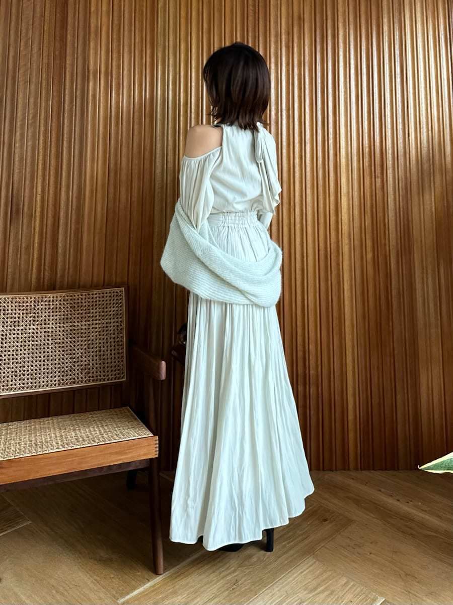 ブラック系のブーツ、グリーン系のワンピース、グリーン系のカーディガン/ボレロを着用したレディースの冬コーディネートの8枚目の写真