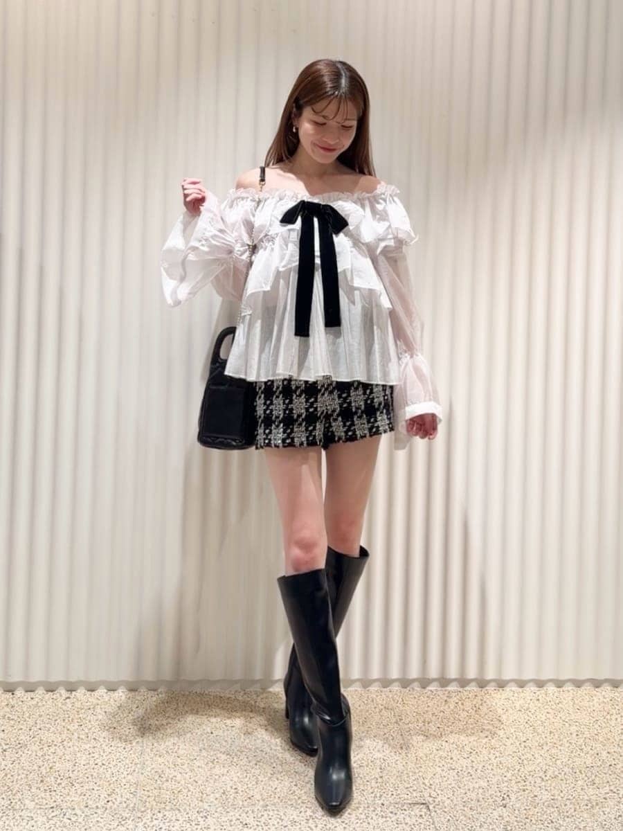 ブラック系のその他パンツ、ピンク系のシャツ/ブラウス、ブラック系のブーツを着用したレディースの秋コーディネートの3枚目の写真