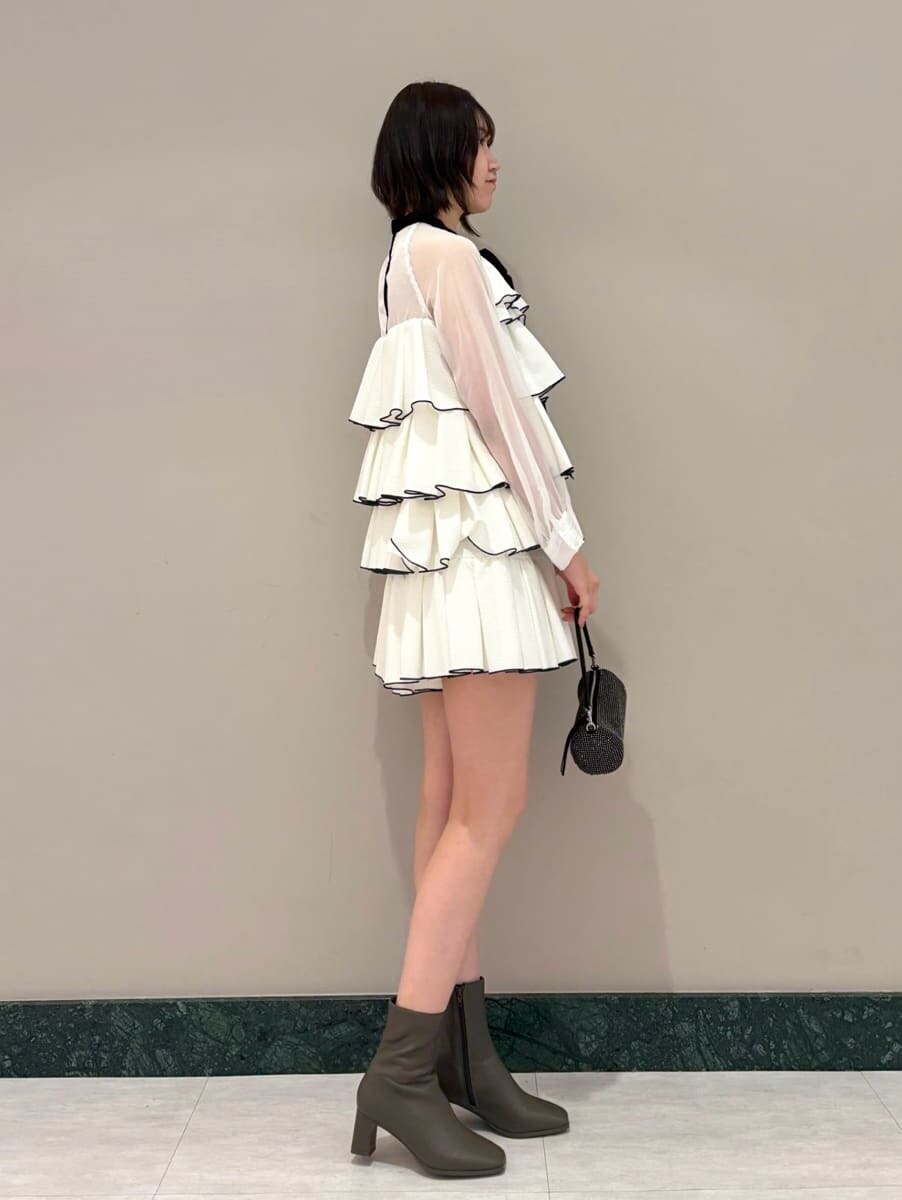 ホワイト系のドレスを着用したレディースの冬コーディネートの2枚目の写真