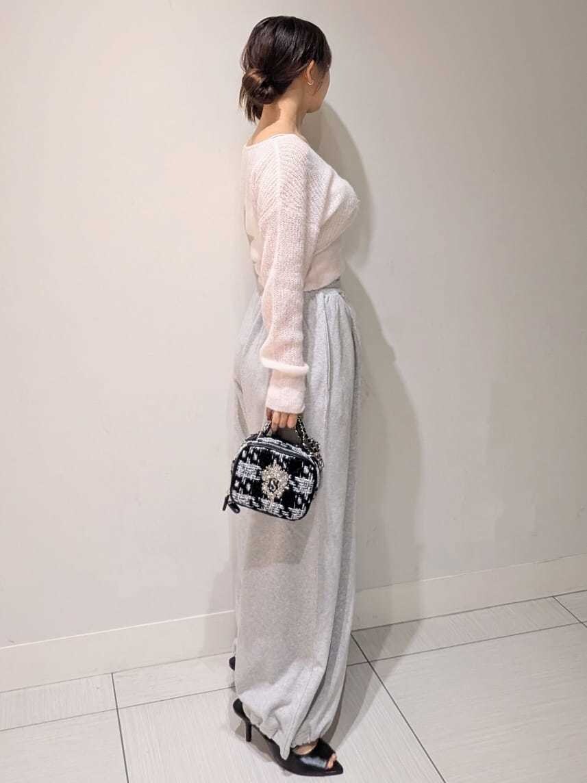 グレー系のその他パンツ、ピンク系のカーディガン/ボレロ、ブラック系のサンダルを着用したレディースの秋コーディネートの2枚目の写真
