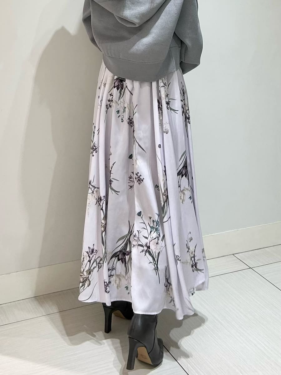 グレー系のブーツ、グレー系のパーカー、パープル系のワンピースを着用したレディースの春コーディネートの5枚目の写真