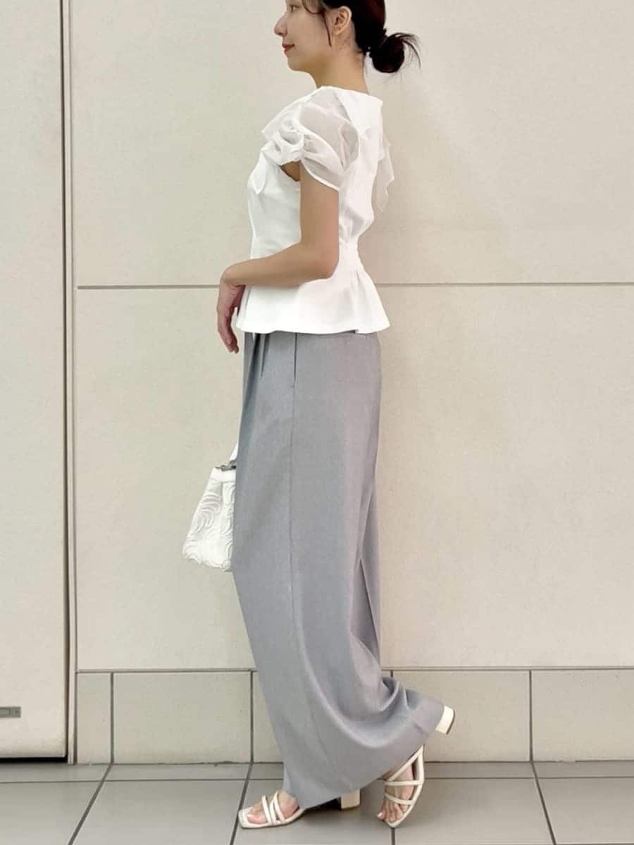 グレー系のその他パンツ、ホワイト系のTシャツ/カットソー、ホワイト系のハンドバッグを着用したレディースの夏コーディネートの3枚目の写真
