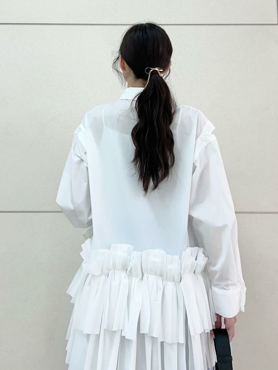 ホワイト系のワンピース、ブルー系のその他パンツ、ブラック系のブーツを着用したレディースの秋コーディネートの7枚目の写真