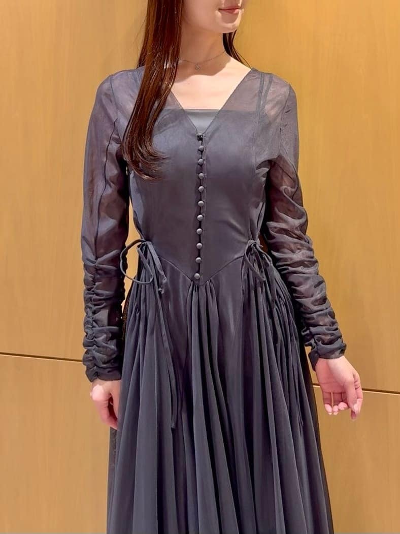 ブラック系のパンプス、ホワイト系のショルダーバッグ、シルバー系のネックレスを着用したレディースの冬コーディネートの5枚目の写真