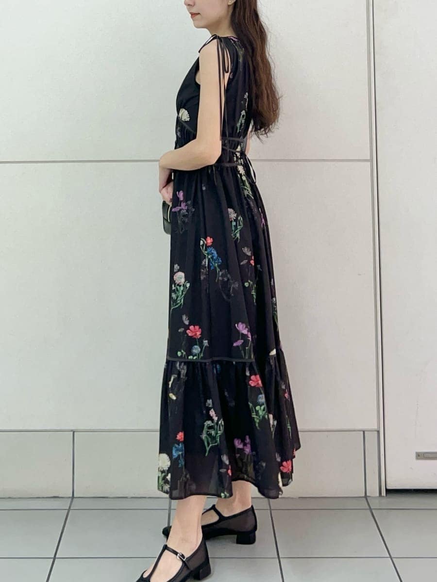 ブラウン系のワンピース、ブラック系のボストンバッグを着用したレディースの夏コーディネートの3枚目の写真