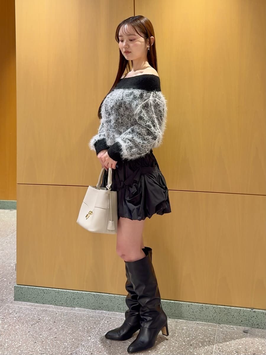 ブラック系のその他パンツ、ホワイト系のハンドバッグ、ブラック系のニット/セーターを着用したレディースの冬コーディネートの3枚目の写真