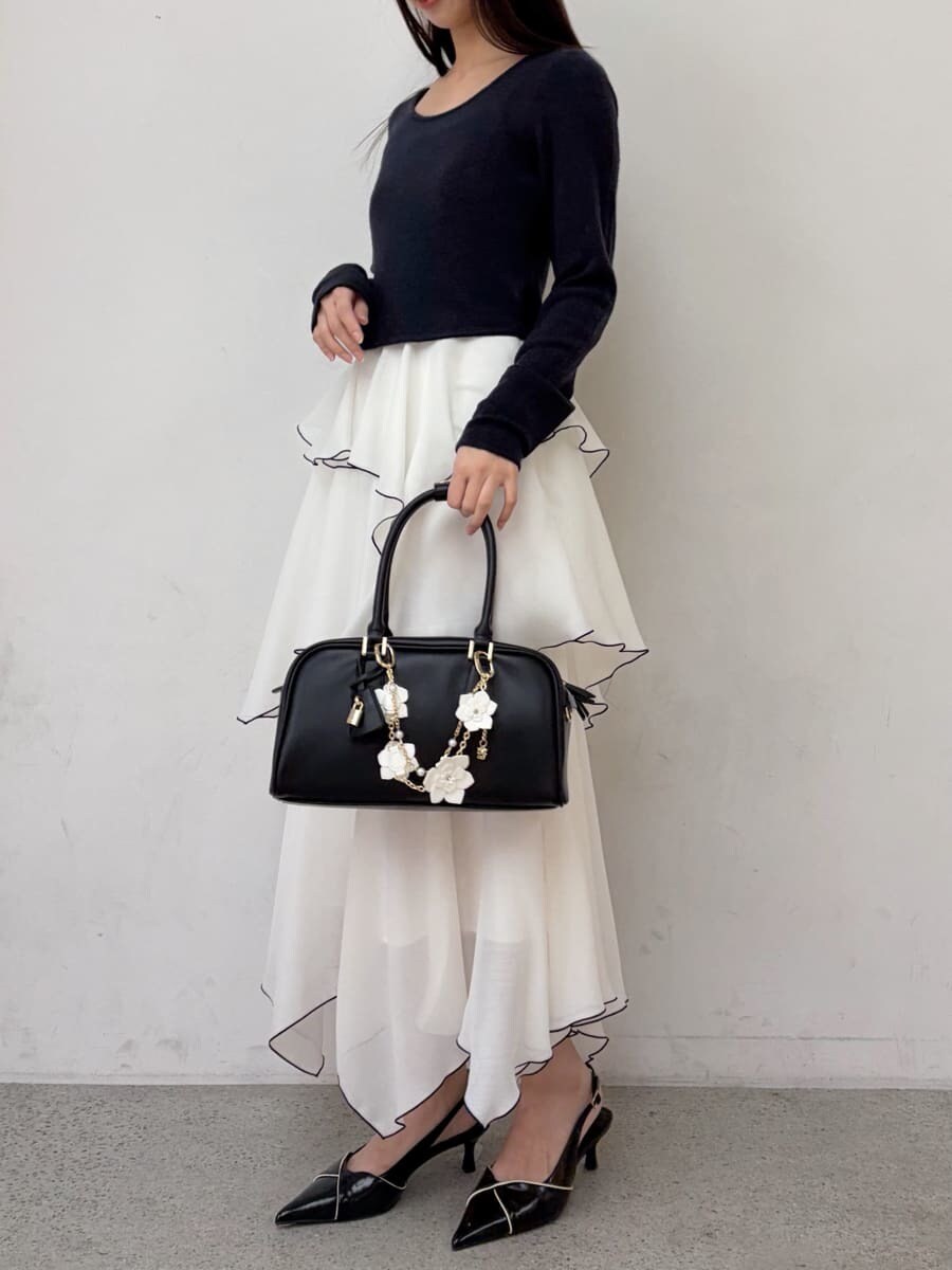 ベージュ系のトレンチコート、ブルー系のワンピース、ブラック系のパンプスを着用したレディースの冬コーディネートの7枚目の写真