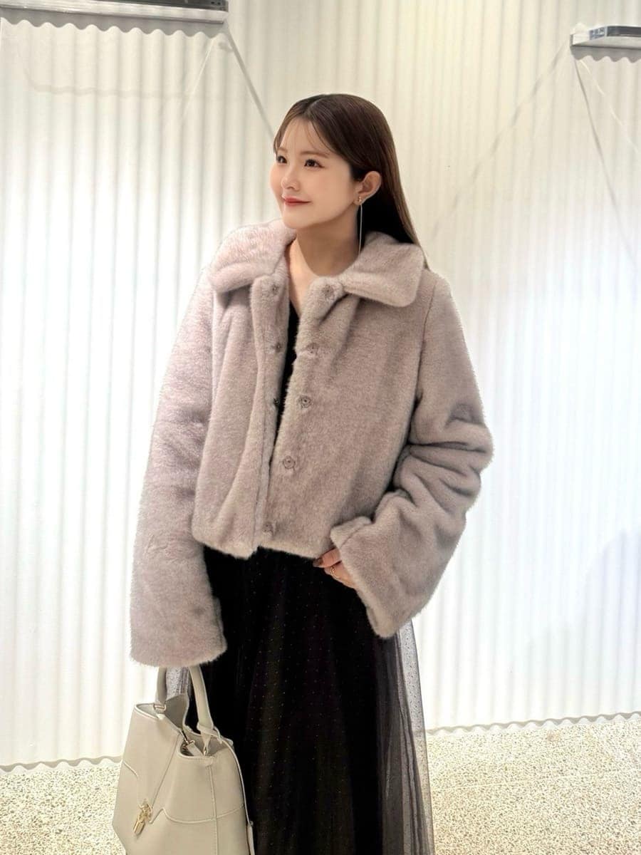 レッド系のブーツ、グレー系のワンピース、ピンク系のステンカラーコートを着用したレディースの秋コーディネートの3枚目の写真