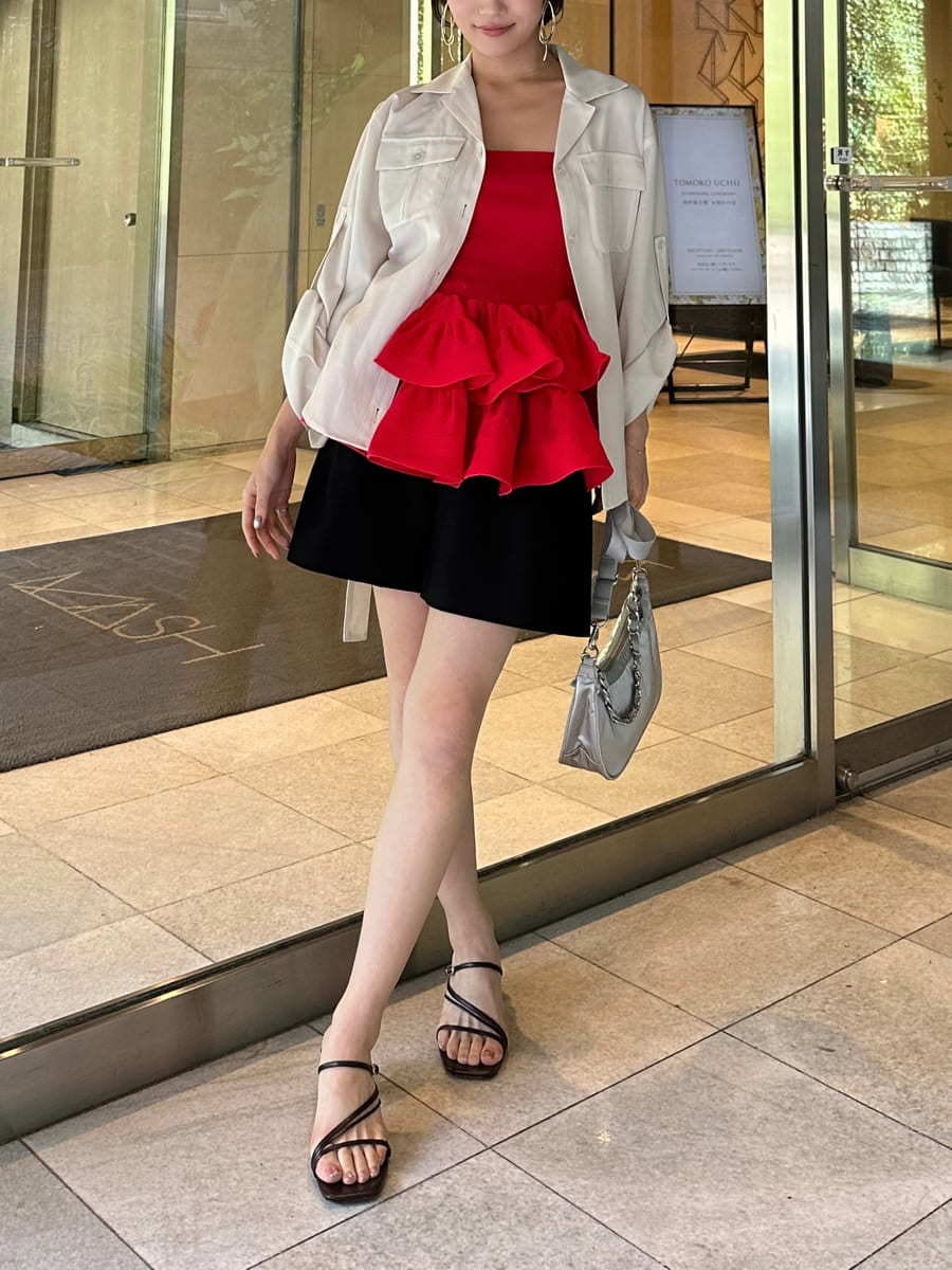 ブラック系のその他パンツ、レッド系のニット/セーター、シルバー系のショルダーバッグを着用したレディースの春コーディネートの6枚目の写真