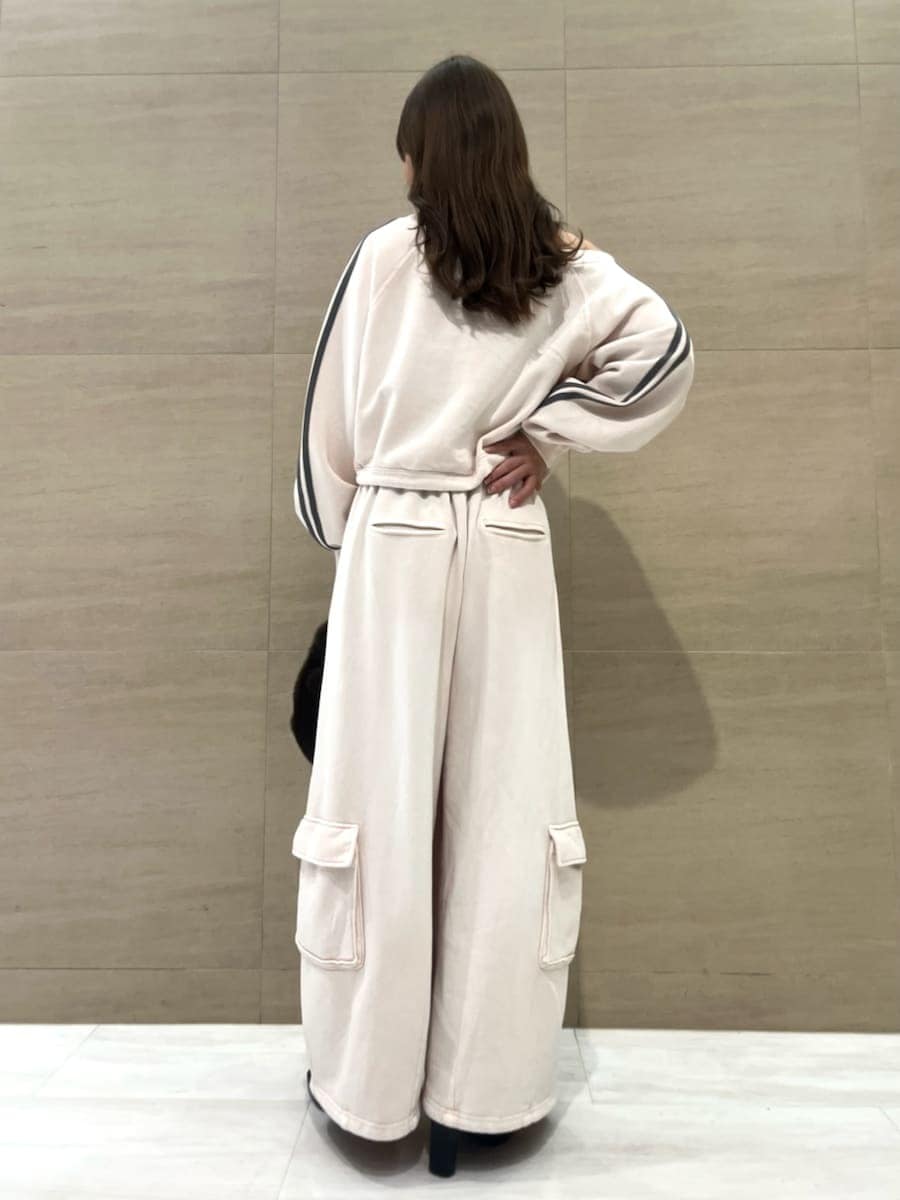 ブラック系のブーツ、ピンク系のスウェットパンツ、ピンク系のスウェットを着用したレディースの秋コーディネートの3枚目の写真