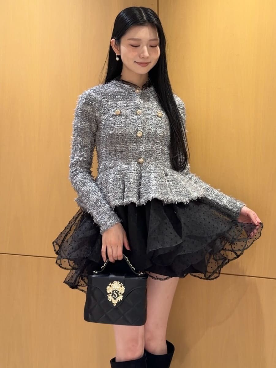 グレー系のワンピース、その他のブーツ、ブラック系のショルダーバッグを着用したレディースの秋コーディネートの5枚目の写真