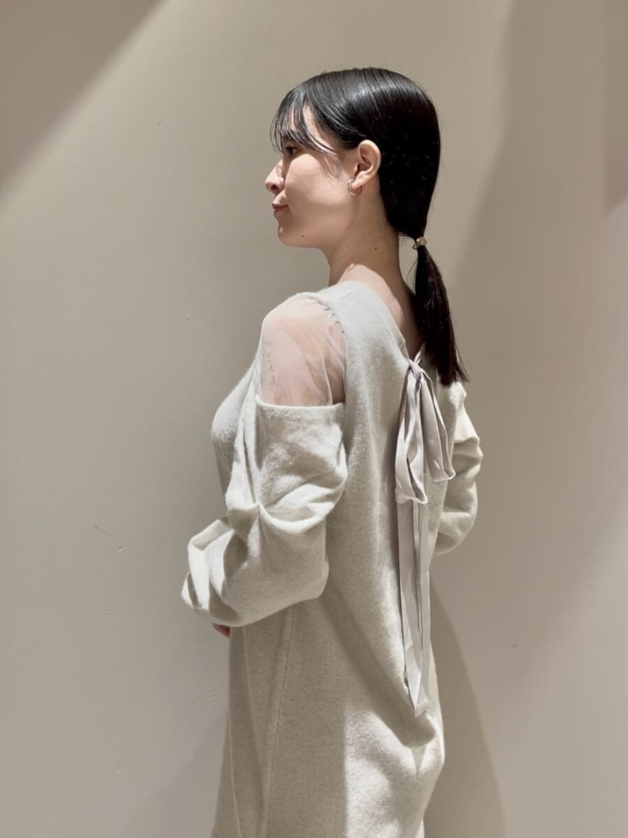 ホワイト系のワンピース、ベージュ系のピーコート、ブラック系のハンドバッグを着用したレディースの冬コーディネートの4枚目の写真