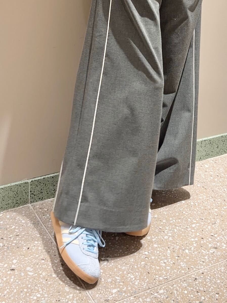 ブルー系のニット/セーター、グレー系のその他パンツ、ホワイト系のショルダーバッグを着用したレディースの秋コーディネートの5枚目の写真