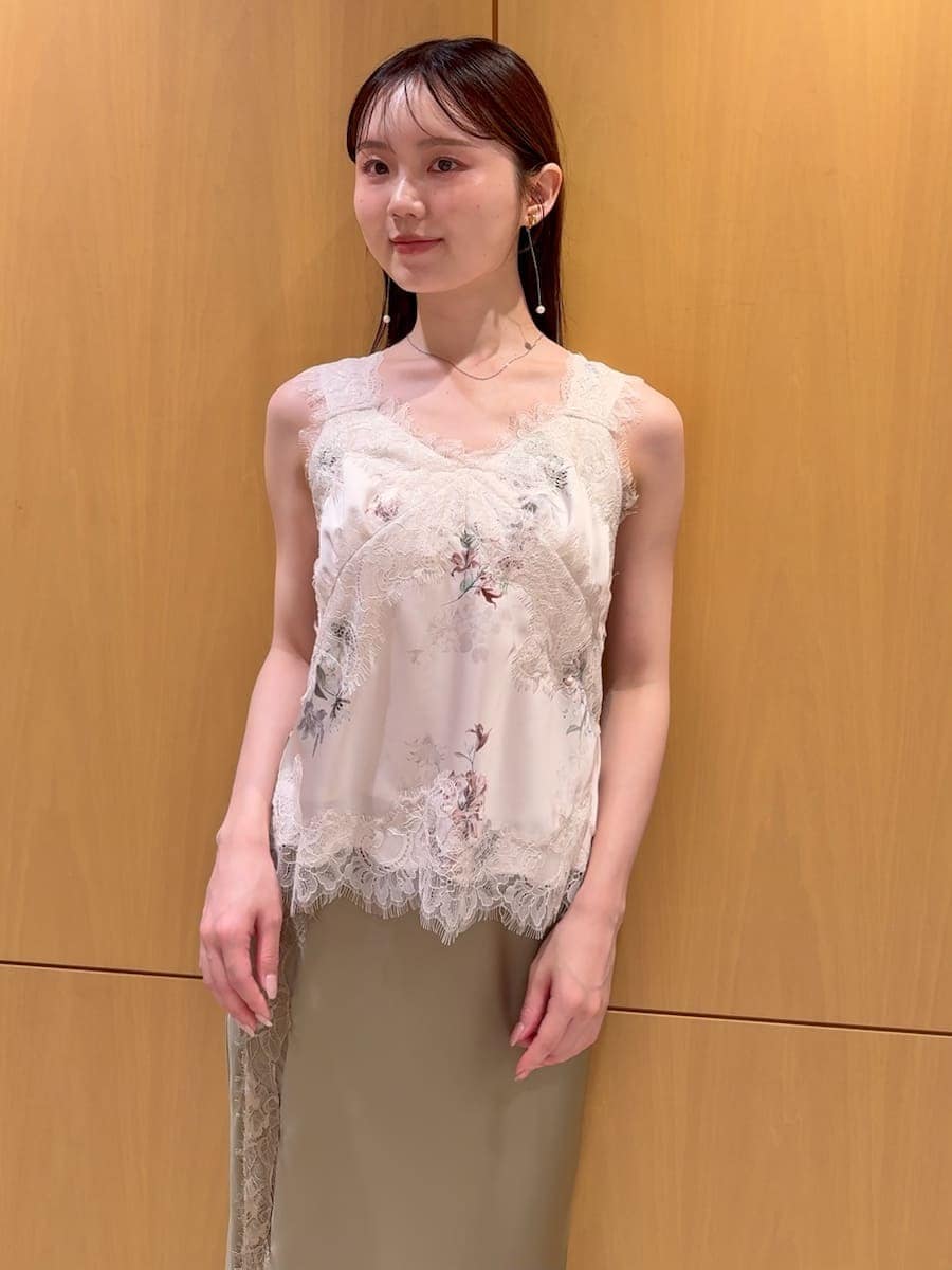 グリーン系のスカート、その他のキャミソール、その他のイヤリングを着用したレディースの夏コーディネートの4枚目の写真