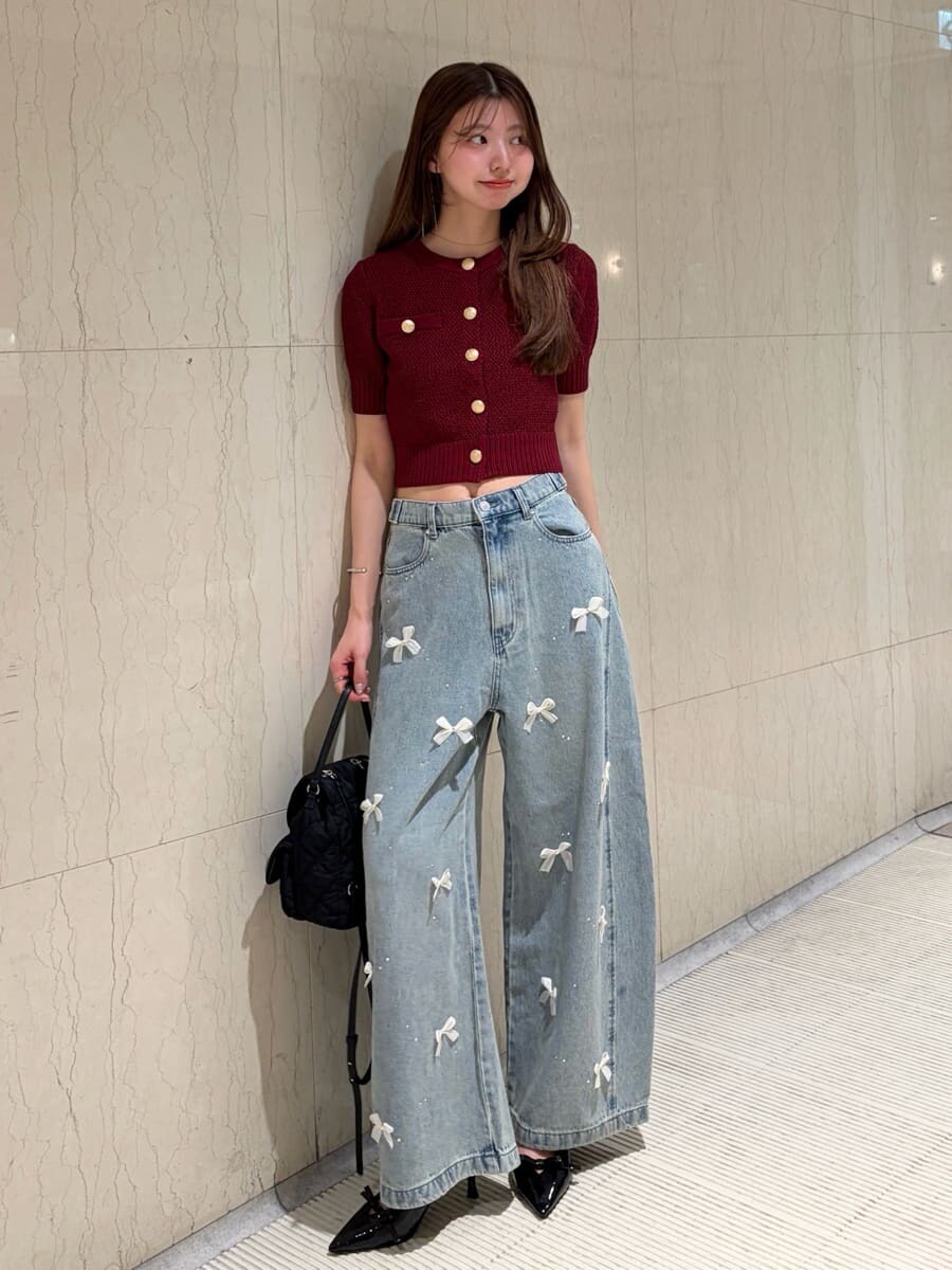 ブルー系のその他パンツ、レッド系のカーディガン/ボレロ、ブラック系のバックパック/リュックを着用したレディースの夏コーディネートの5枚目の写真