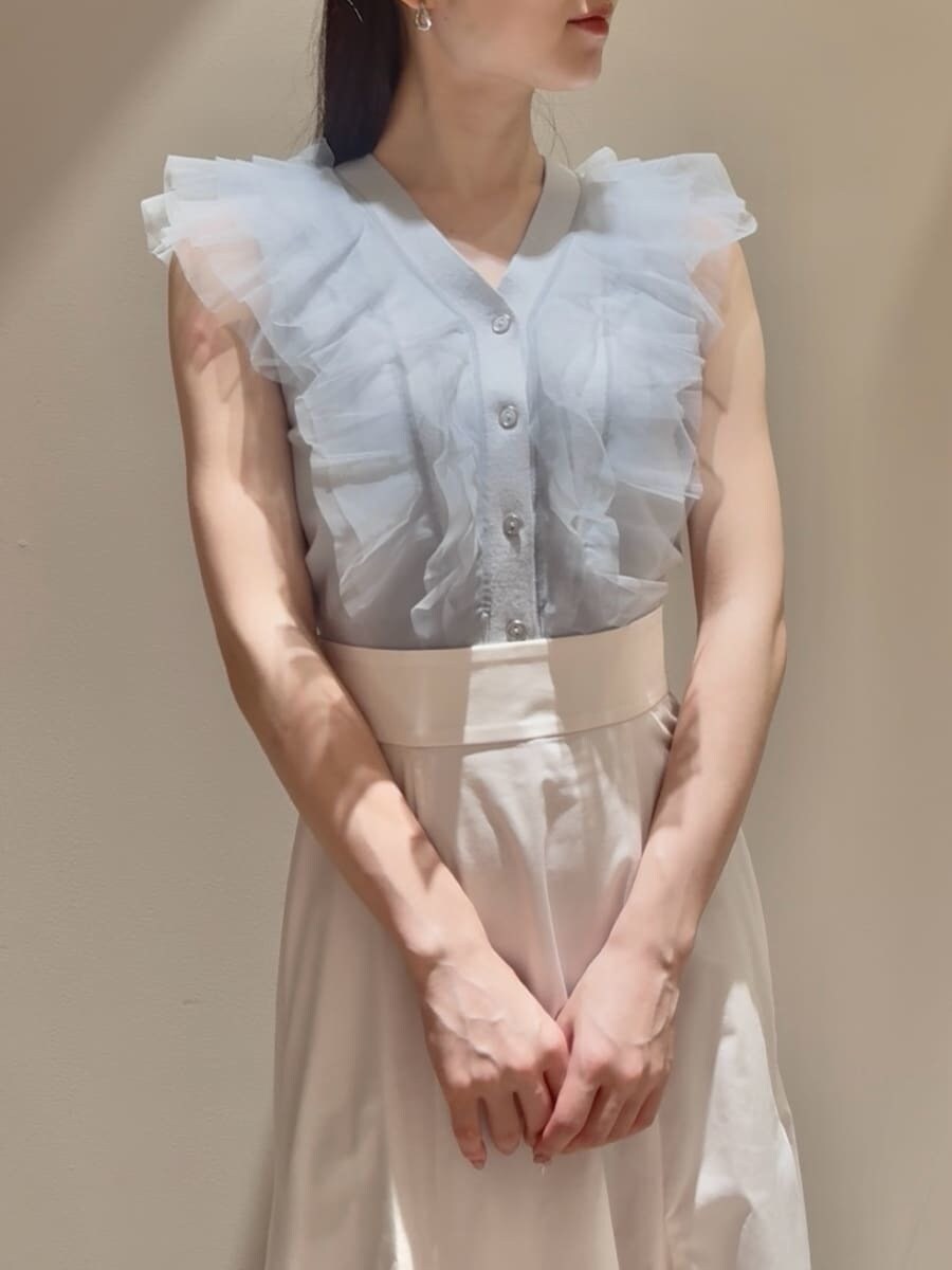 ブルー系のニット/セーター、ホワイト系のスカート、ブラック系のサンダルを着用したレディースの夏コーディネートの4枚目の写真