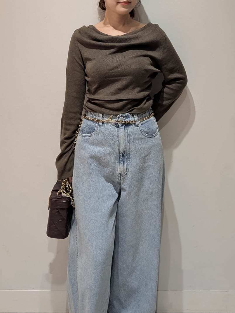 ブルー系のデニムパンツ、ブラウン系のニット/セーター、ブラウン系のパンプスを着用したレディースの秋コーディネートの3枚目の写真