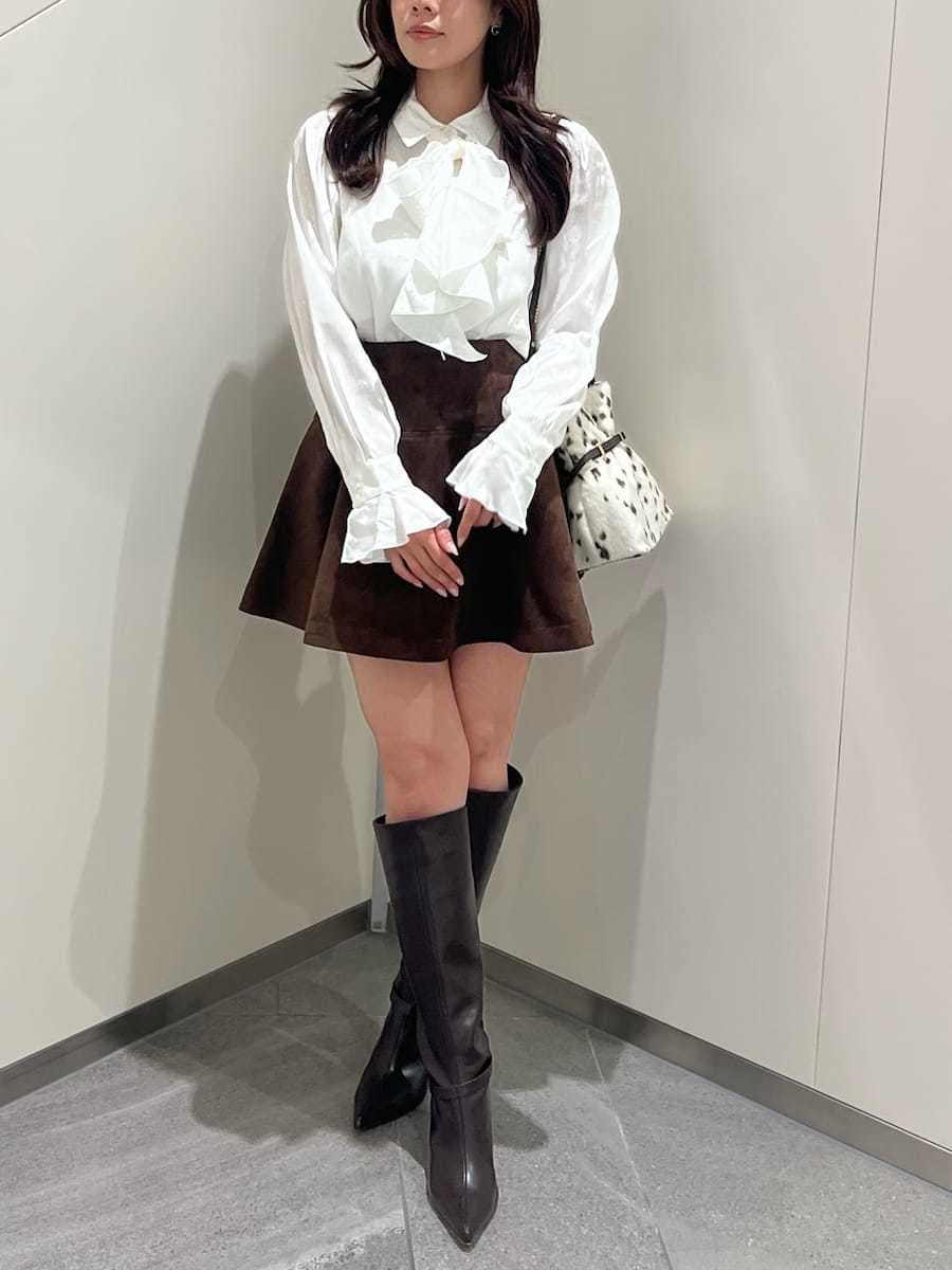 ブラウン系のノーカラージャケット、ブラウン系のその他パンツ、ホワイト系のシャツ/ブラウスを着用したレディースの秋コーディネートの5枚目の写真