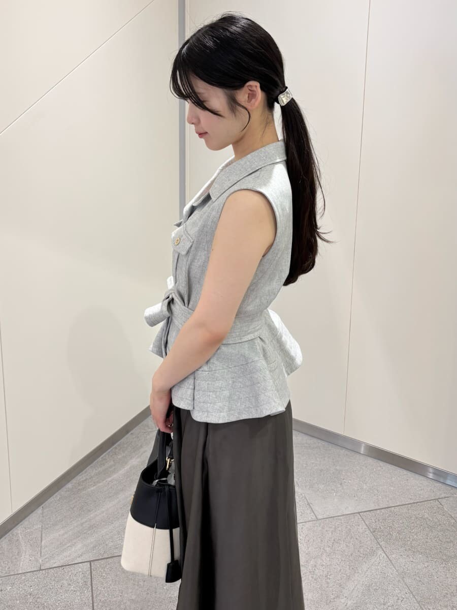 ブラウン系のサンダル、その他のハンドバッグ、グレー系のワンピースを着用したレディースの夏コーディネートの5枚目の写真