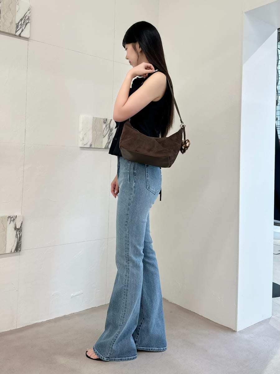 ブラック系のサンダル、ブルー系のデニムパンツ、ブラウン系のショルダーバッグを着用したレディースの夏コーディネートの2枚目の写真