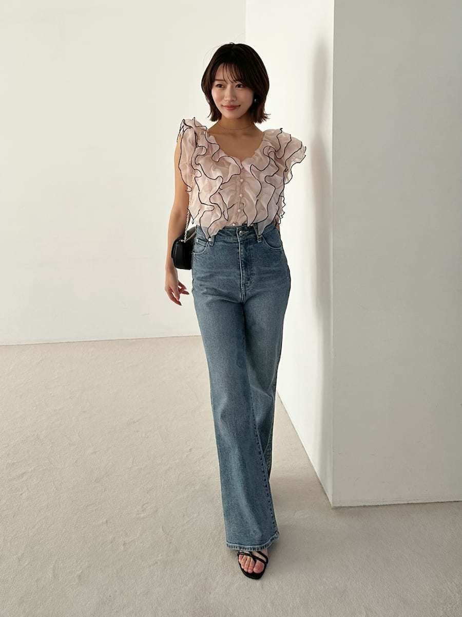 ブルー系のその他パンツ、ベージュ系のシャツ/ブラウス、ブラック系のショルダーバッグを着用したレディースの春コーディネートの3枚目の写真