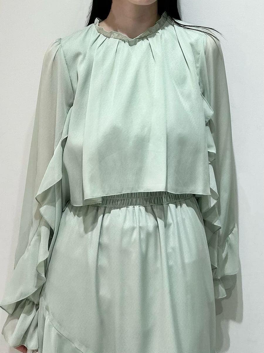 グレー系のブーツ、グリーン系のワンピースを着用したレディースの冬コーディネートの4枚目の写真