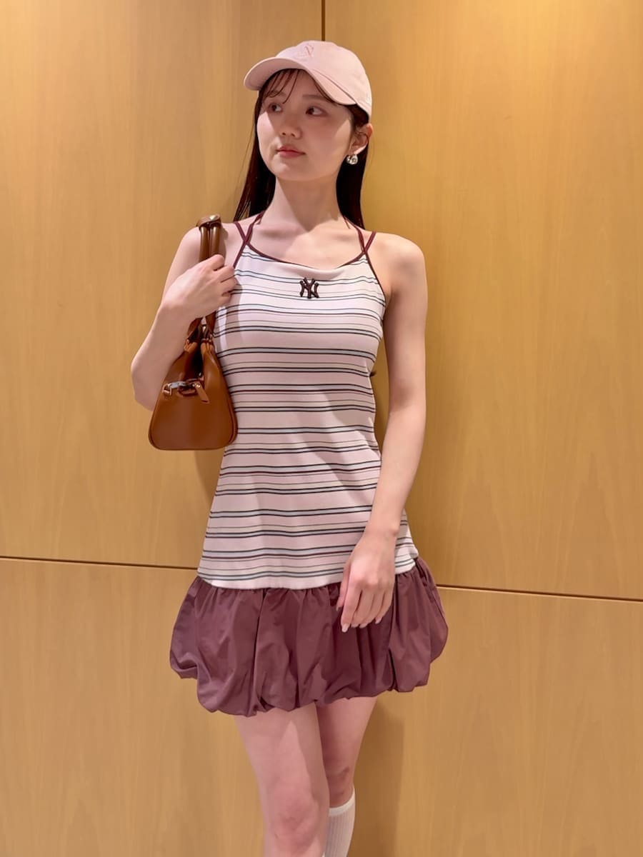 その他のワンピース、ピンク系のスウェット、イエロー系のボストンバッグを着用したレディースの春コーディネートの8枚目の写真