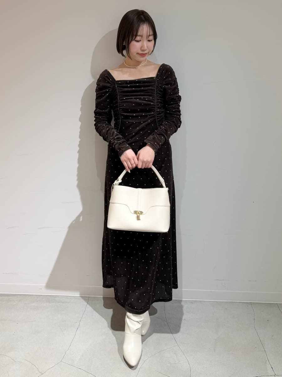 ベージュ系のチェスターコート、その他のワンピース、ホワイト系のハンドバッグを着用したレディースの冬コーディネートの3枚目の写真