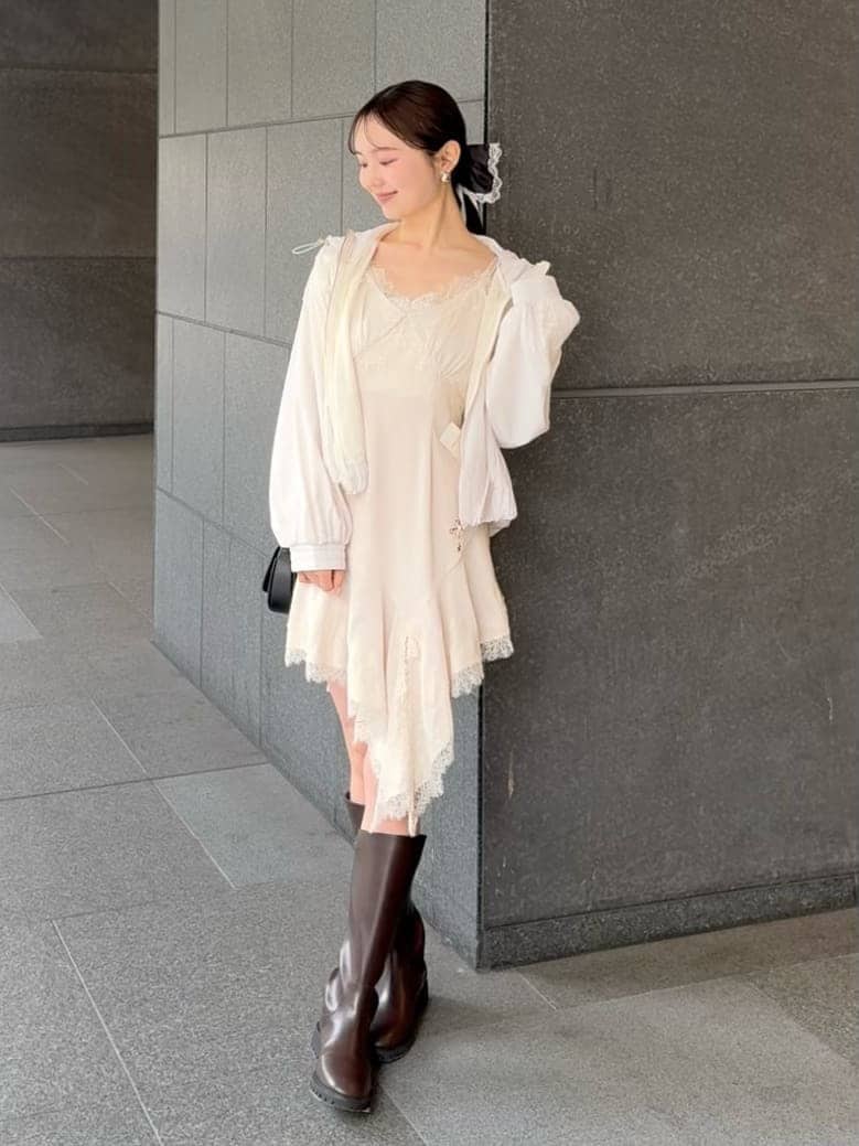 ホワイト系のキャミソール、ホワイト系のブルゾン、ブラック系のショルダーバッグを着用したレディースの春コーディネートの2枚目の写真