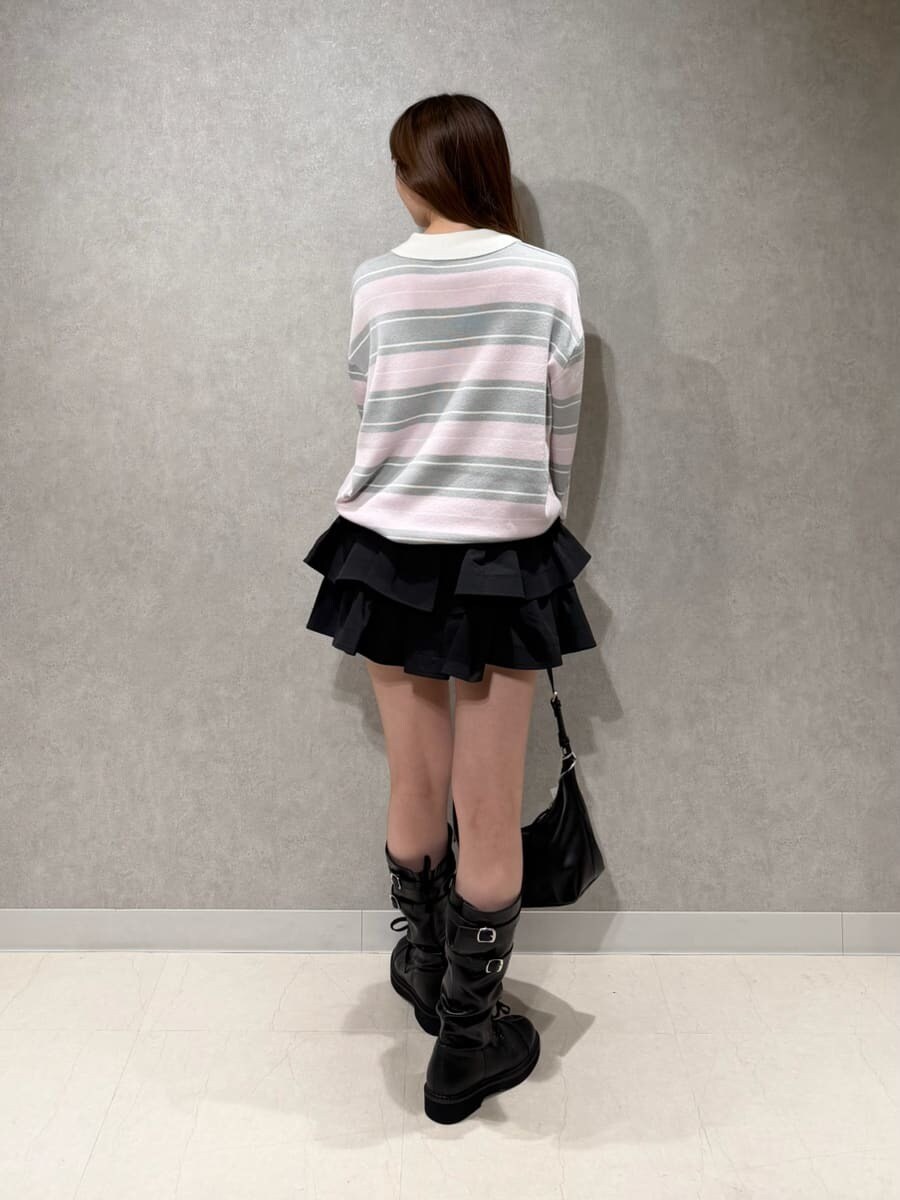 ブラック系のその他パンツ、ピンク系のポロシャツ、ブラック系のブーツを着用したレディースの夏コーディネートの4枚目の写真