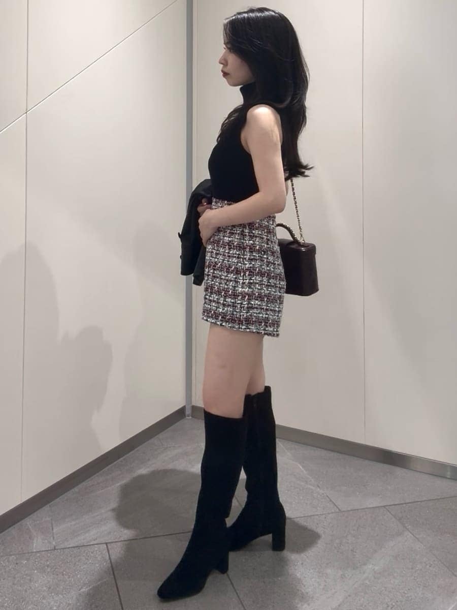 ブラック系のブルゾン、その他のその他パンツ、ブラック系のニット/セーターを着用したレディースの秋コーディネートの6枚目の写真