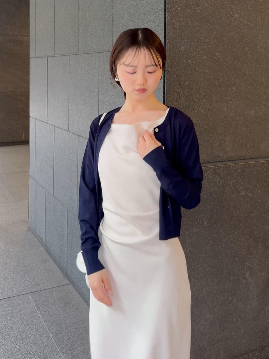 ホワイト系のワンピース、ブルー系のカーディガン/ボレロ、ブラウン系のパンプスを着用したレディースの春コーディネートの8枚目の写真