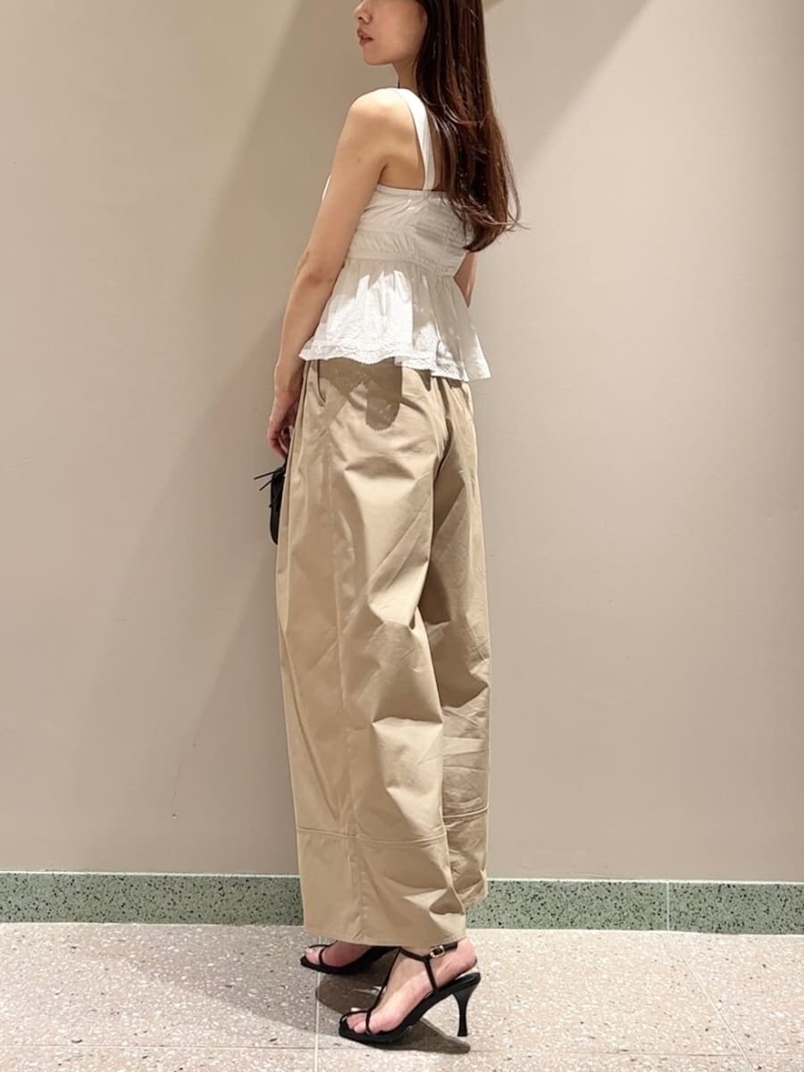 ホワイト系のシャツ/ブラウス、ベージュ系のその他パンツ、ブラック系のショルダーバッグを着用したレディースの夏コーディネートの2枚目の写真