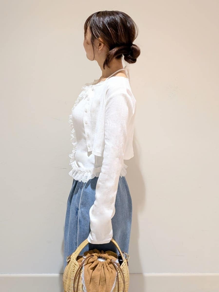 ブラック系のかごバッグ、ブルー系のその他パンツ、ホワイト系のキャミソールを着用したレディースの夏コーディネートの4枚目の写真
