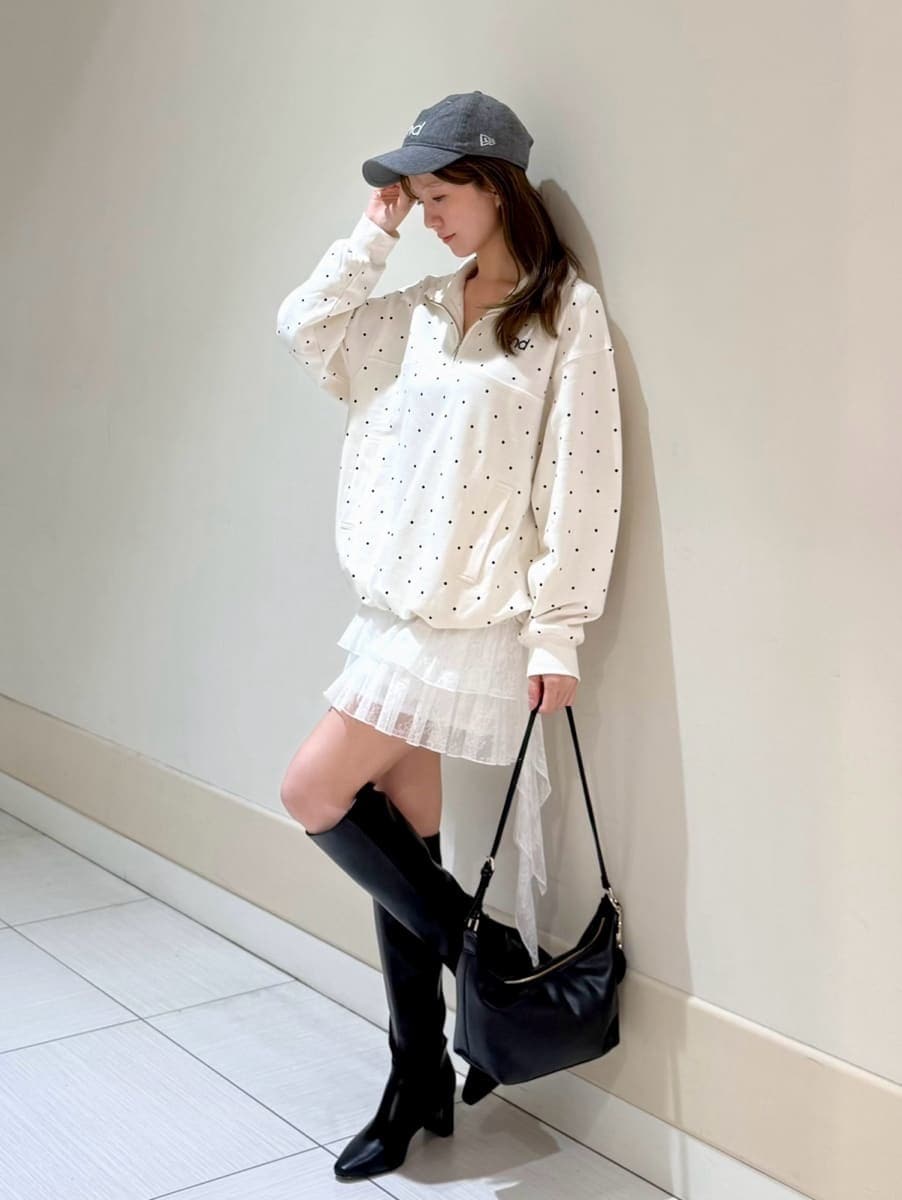 ホワイト系のその他パンツ、その他のTシャツ/カットソー、ブラック系のブーツを着用したレディースの秋コーディネートの2枚目の写真