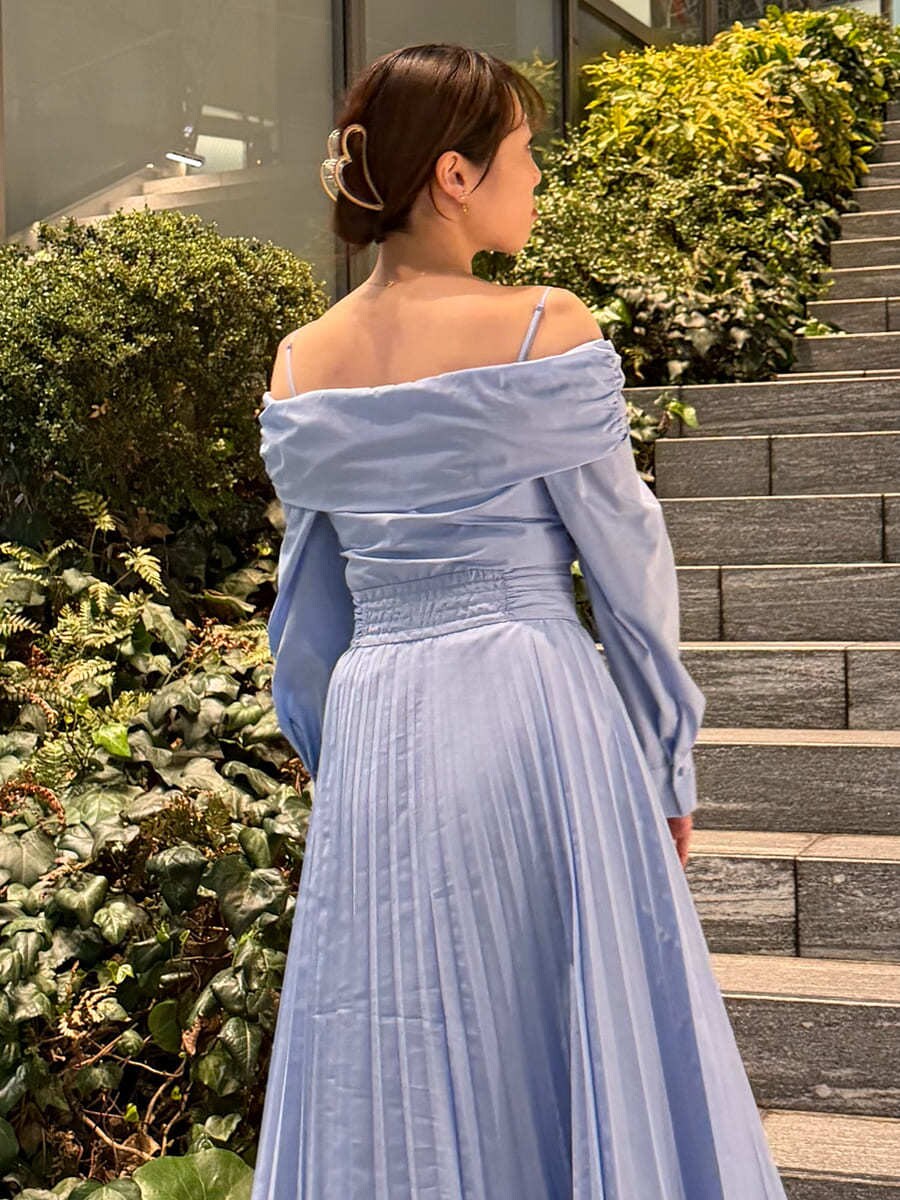 ブルー系のワンピース、ブラック系のショルダーバッグを着用したレディースの春コーディネートの7枚目の写真