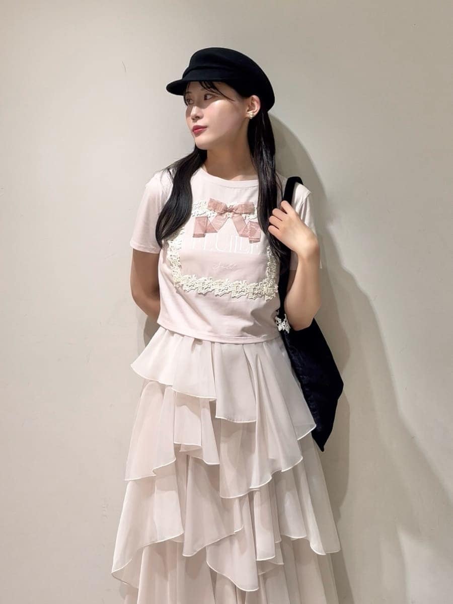 ブラック系のサンダル、ホワイト系のスカート、ピンク系のTシャツ/カットソーを着用したレディースの夏コーディネートの3枚目の写真