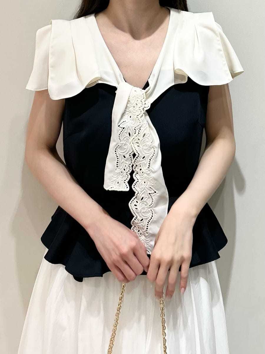 その他のパンプス、ホワイト系のショルダーバッグ、ホワイト系のスカートを着用したレディースの春コーディネートの2枚目の写真
