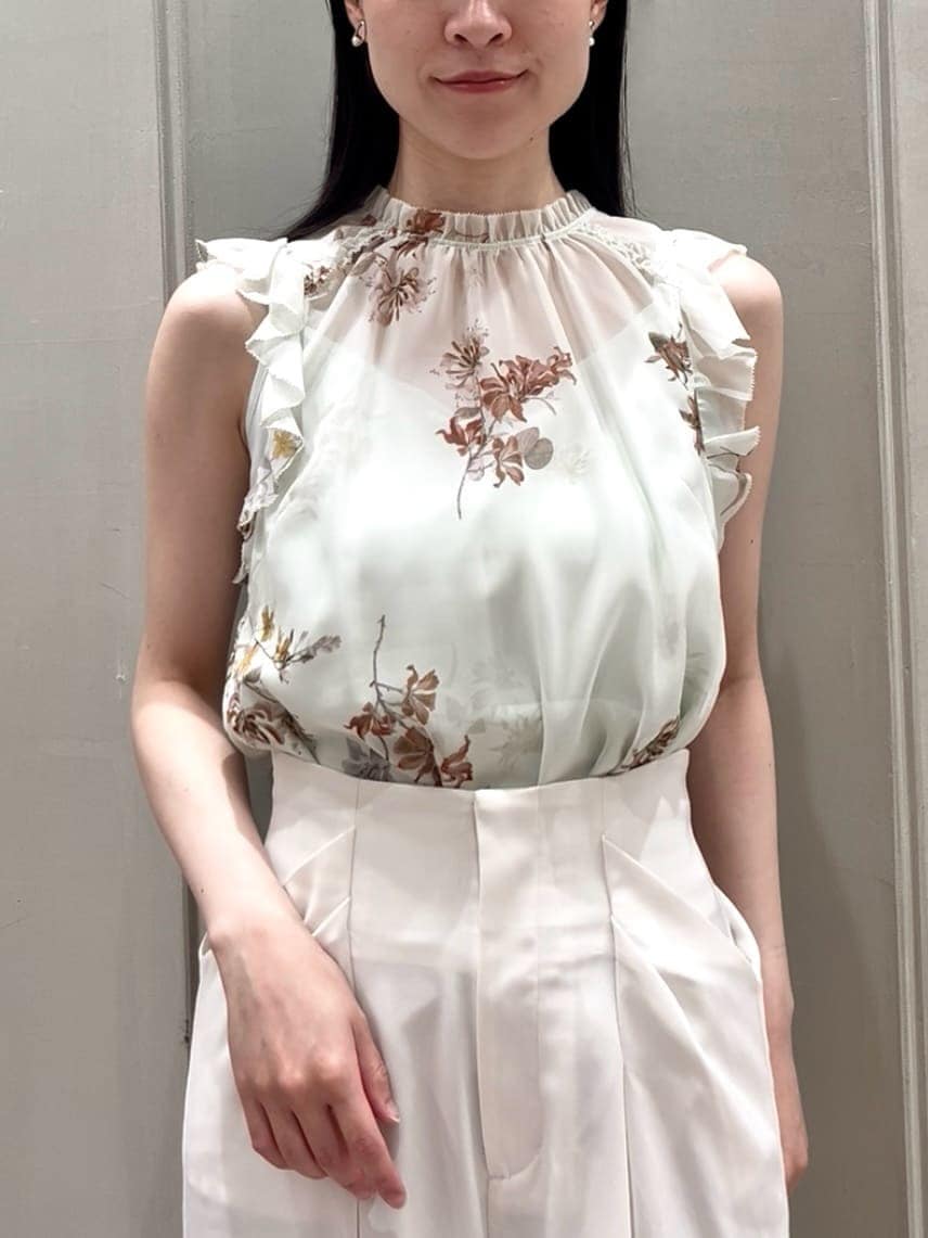 ホワイト系のその他パンツ、グリーン系のシャツ/ブラウス、その他のサンダルを着用したレディースの夏コーディネートの5枚目の写真