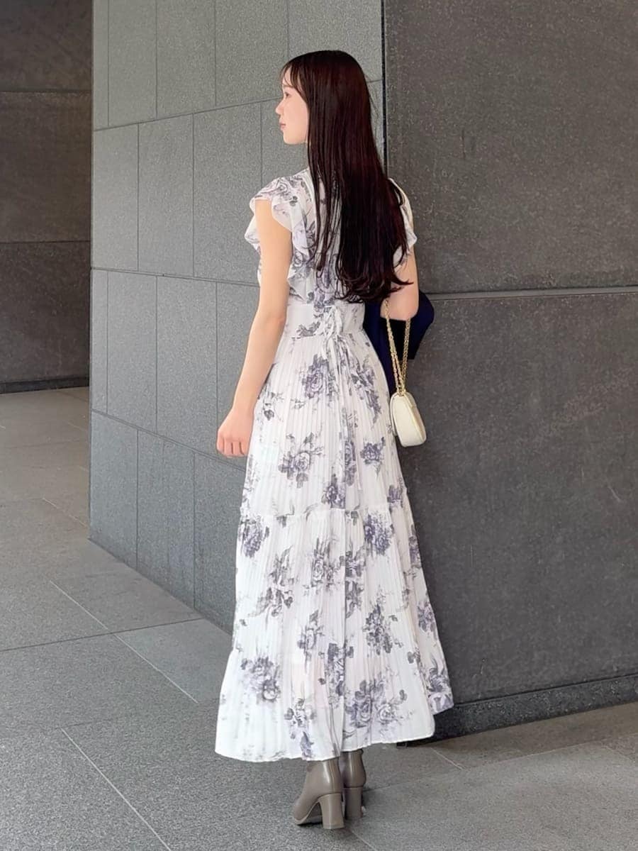 ブルー系のテーラードジャケット、ホワイト系のワンピース、ホワイト系のショルダーバッグを着用したレディースの春コーディネートの3枚目の写真