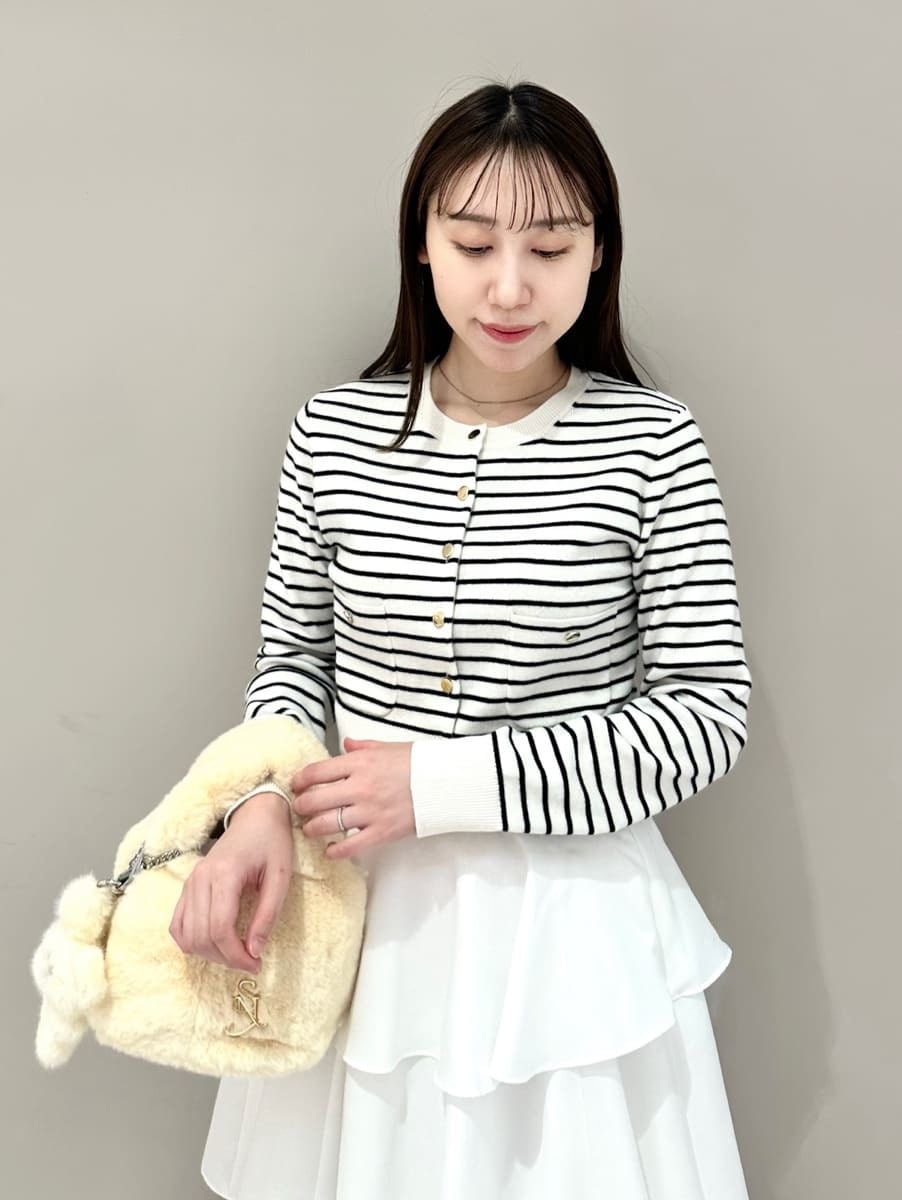 その他のワンピース、イエロー系のハンドバッグ、イエロー系のキーケース/キーアクセサリーを着用したレディースの冬コーディネートの2枚目の写真