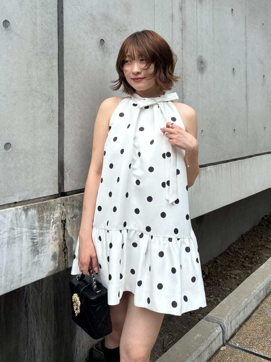 その他のワンピース、その他のブーツ、ブラック系のショルダーバッグを着用したレディースの秋コーディネートの6枚目の写真