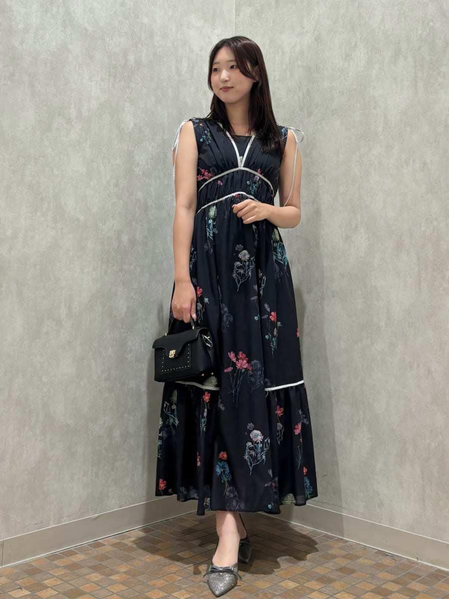 ブルー系のワンピース、ブラック系のショルダーバッグを着用したレディースの夏コーディネートの4枚目の写真