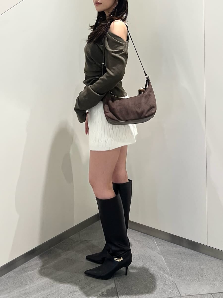 その他のブルゾン、ホワイト系のその他パンツ、ブラウン系のニット/セーターを着用したレディースの秋コーディネートの7枚目の写真