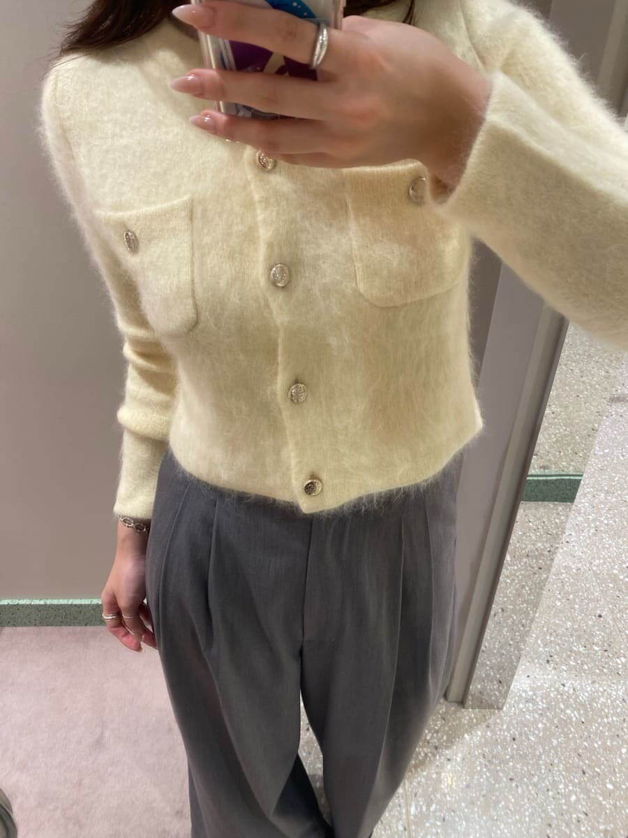 イエロー系のテーラードジャケット、グレー系のその他パンツ、ブラック系のブーツを着用したレディースの秋コーディネートの6枚目の写真