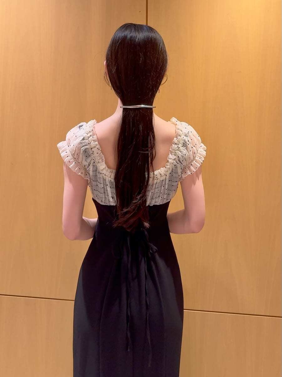 その他のワンピース、ブラック系のパンプス、ホワイト系のショルダーバッグを着用したレディースの春コーディネートの7枚目の写真