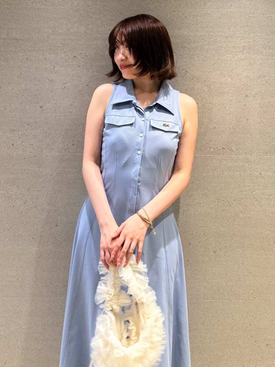 ブラウン系のサンダルを着用したレディースの春コーディネートの7枚目の写真