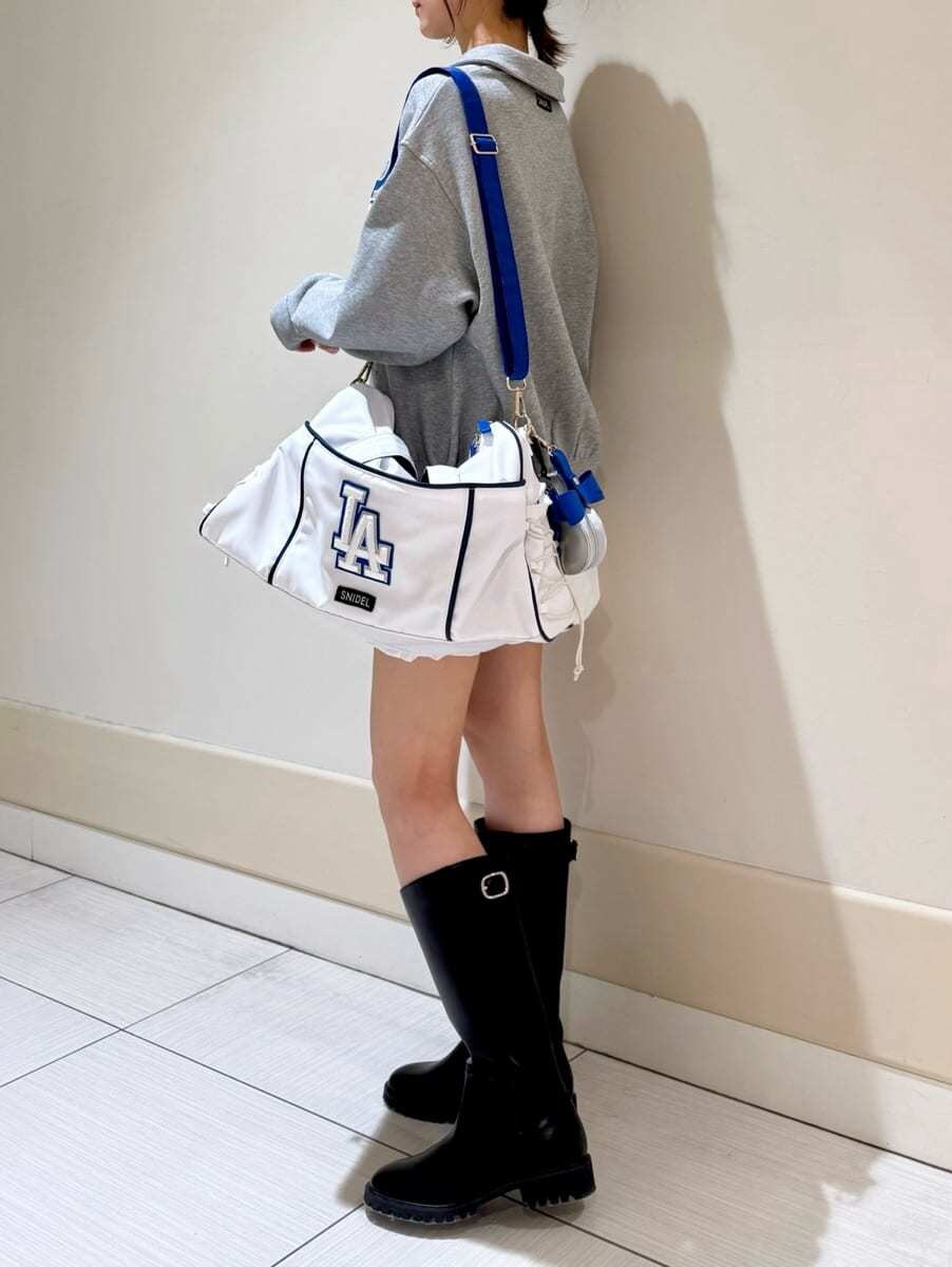 ブルー系のワンピース、グレー系のスウェットを着用したレディースの春コーディネートの2枚目の写真