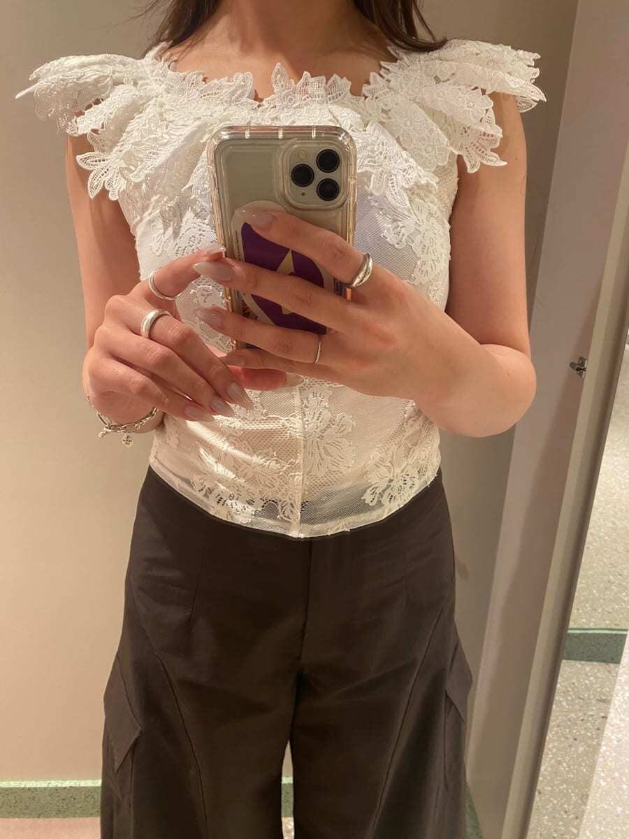 ブラウン系のその他パンツ、ホワイト系のTシャツ/カットソー、ブラウン系のサンダルを着用したレディースの夏コーディネートの6枚目の写真