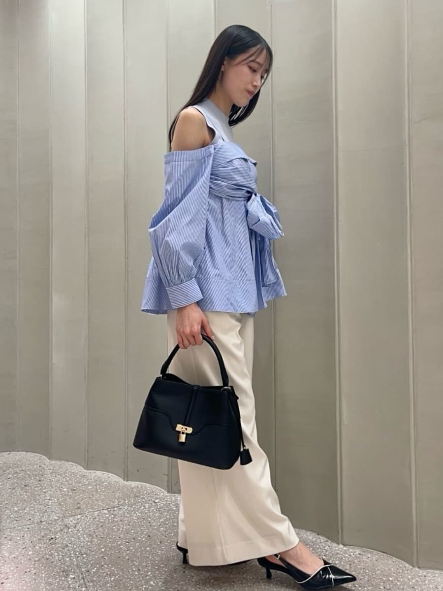 ホワイト系のその他パンツ、ブルー系のニット/セーター、ブラック系のパンプスを着用したレディースの春コーディネートの4枚目の写真